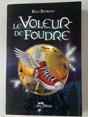 Le Voleur de Foudre par Rick Riordan— Red Winged Sneaker Cover